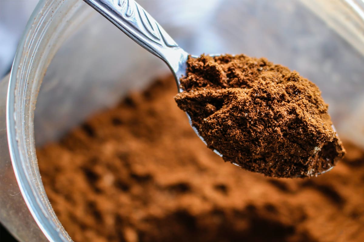 Aplikace kakaového prášku vede ke zpomalení procesu šedivění, má i regenerační účinky.