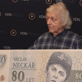 Václav Neckář v den svých 80. narozen dostal Pamětní list v podobě bankovky.