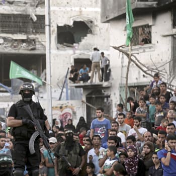 Civilisté v Gaze oslavující Hamás