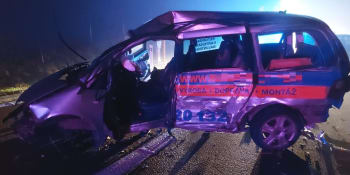 Děsivá nehoda na slovenské dálnici má jednu oběť a šest zraněných. Kusy aut létaly vzduchem