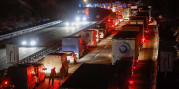 Těžká nehoda u hranic: Kamion sešrotoval několik aut, zraněno bylo 16 lidí. Bouralo i deset Čechů