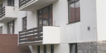 Kauza kolem plesnivých bytů v Harrachově skončila. Stát nájemníkům ustoupil