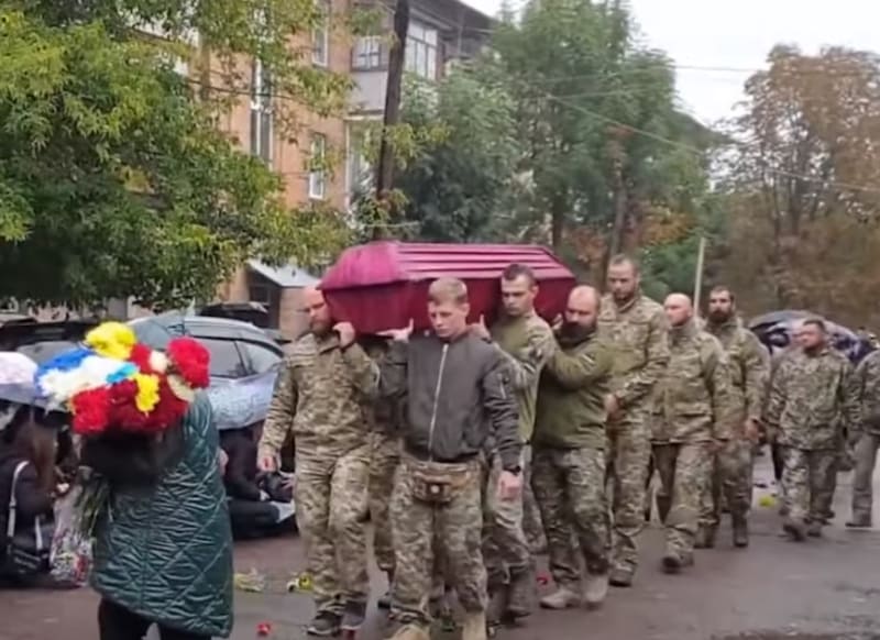 Ukrajinský voják Włodzimierz Gałecki zemřel v bojích o město Kupjansk v Charkovské oblasti. Fotografie z pohřbu v dokumentu na YouTube