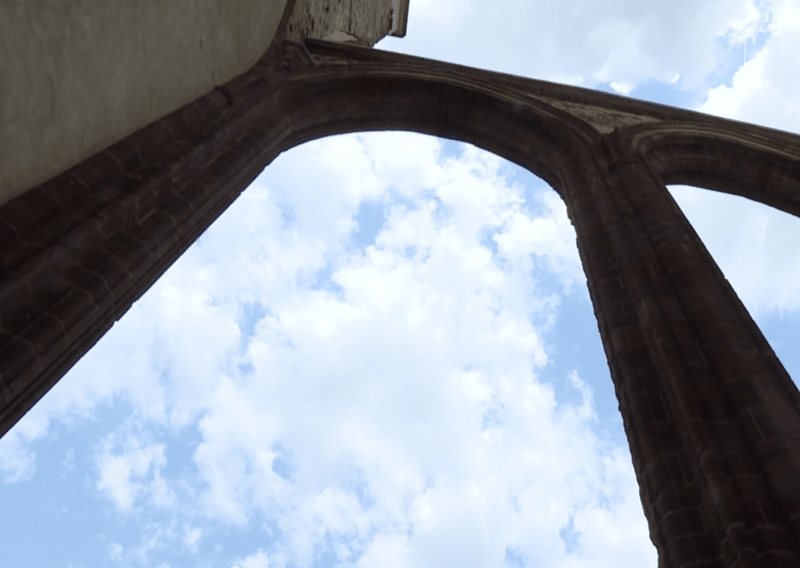 Oblouk nedostavěného gotického chrámu.