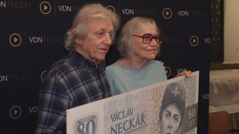 Václav Neckář v den svých 80. narozenin dostal pamětní list v podobě bankovky.