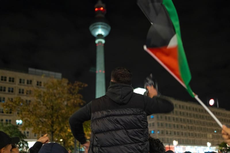 Demonstrace na podporu Palestiny v Berlíně.
