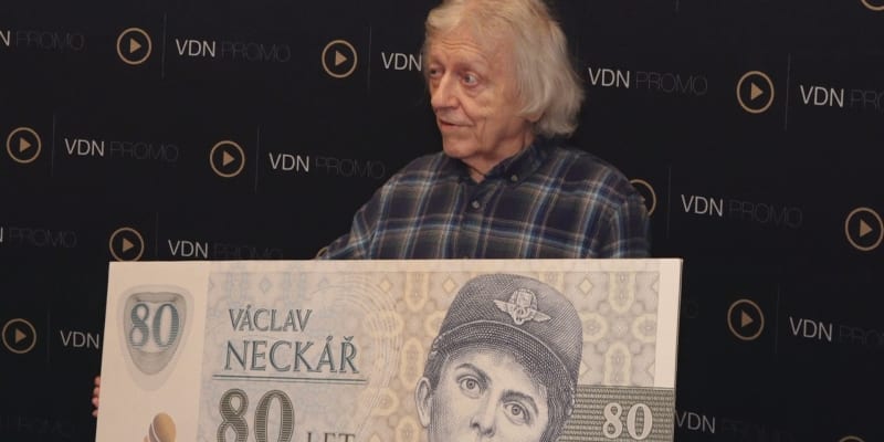 Václav Neckář v den svých 80. narozenin dostal pamětní list v podobě bankovky.