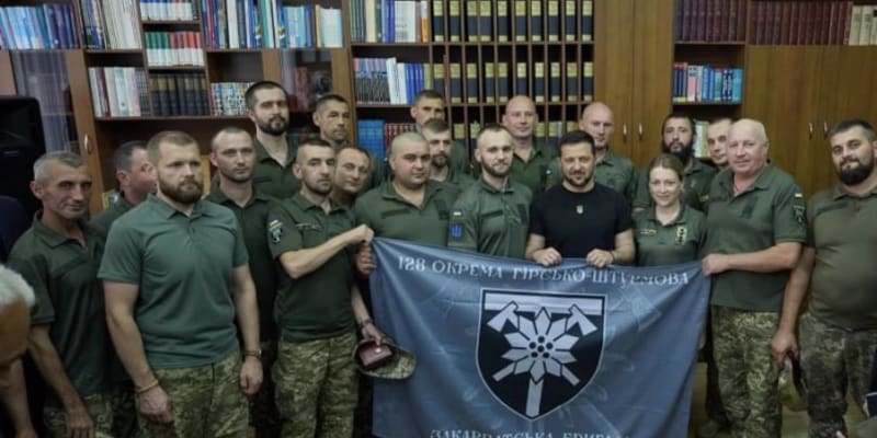 Příslušníci 128. zakarpatské tankové brigády s ukrajinským prezidentem Volodymyrem Zelenským