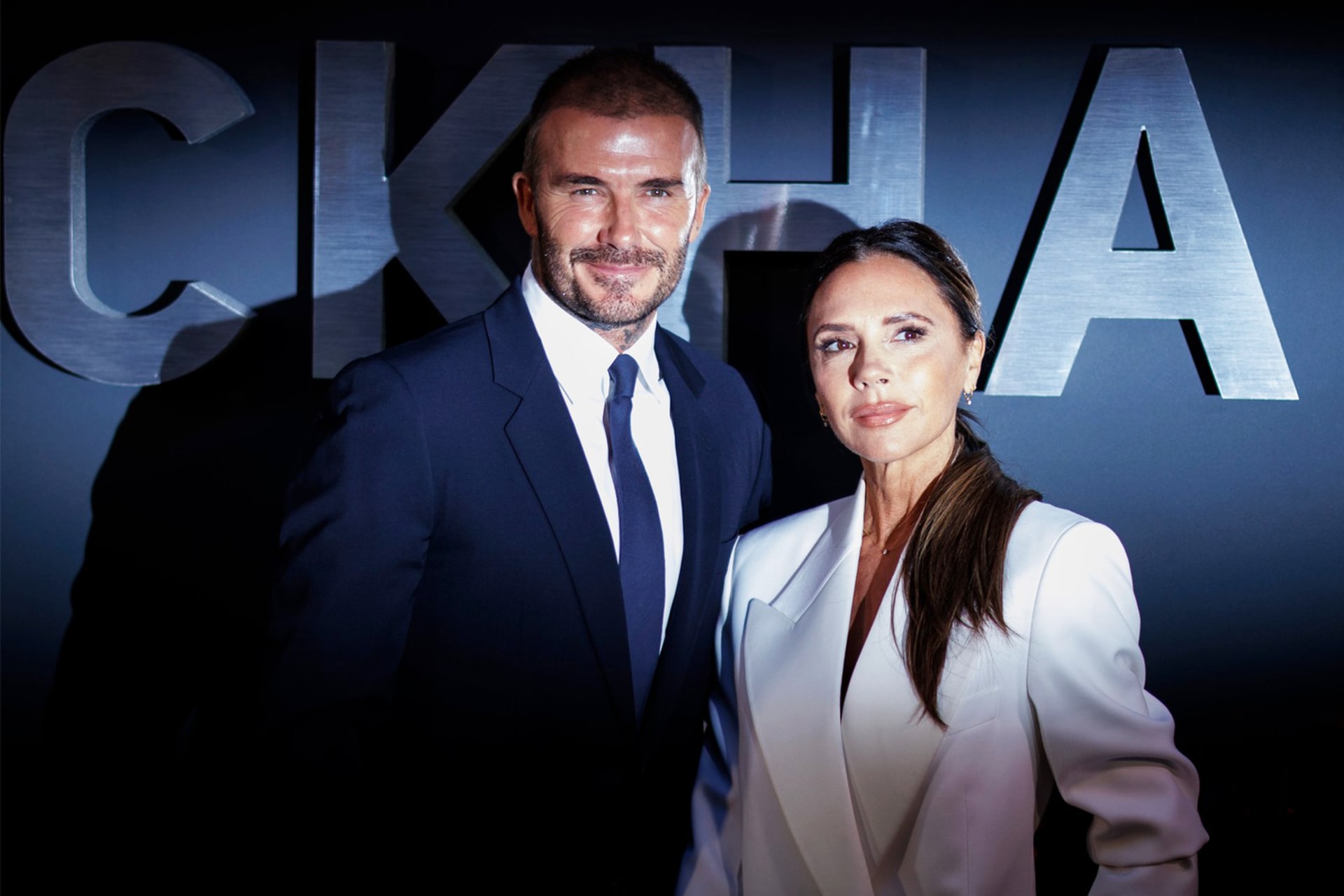 Mezi nejúspěšnější filmařské počiny letoška patří dokumentární seriál Beckham, v němž hraje krom slavného fotbalisty podstatnou roli i manželka Victoria. Co o ní víme?