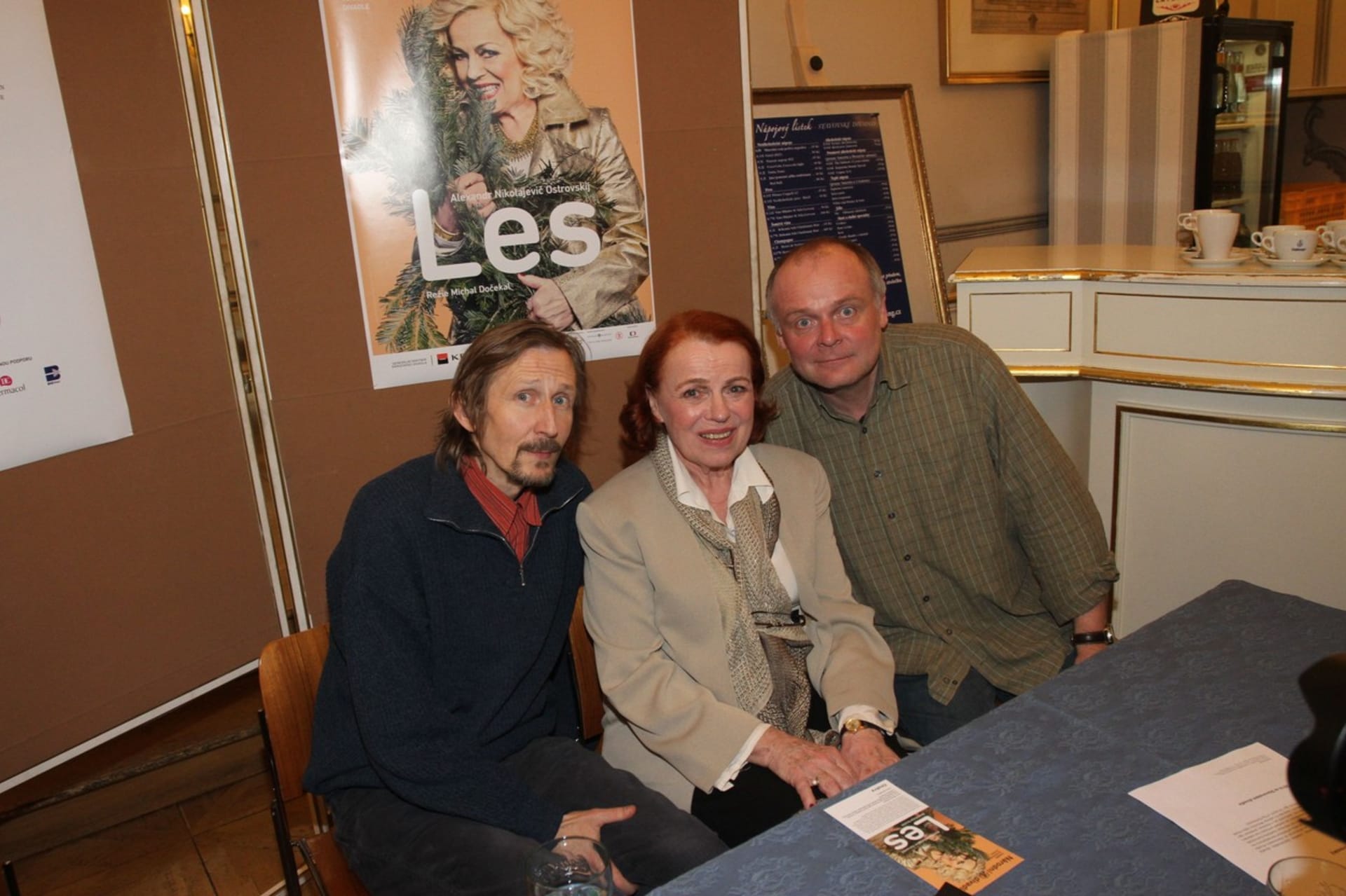 Igor Bareš s hereckými kolegy Ivou Janžurovou a Vladimírem Javorským před deseti lety ve Stavovském divadle u příležitosti premiéry hry Les.