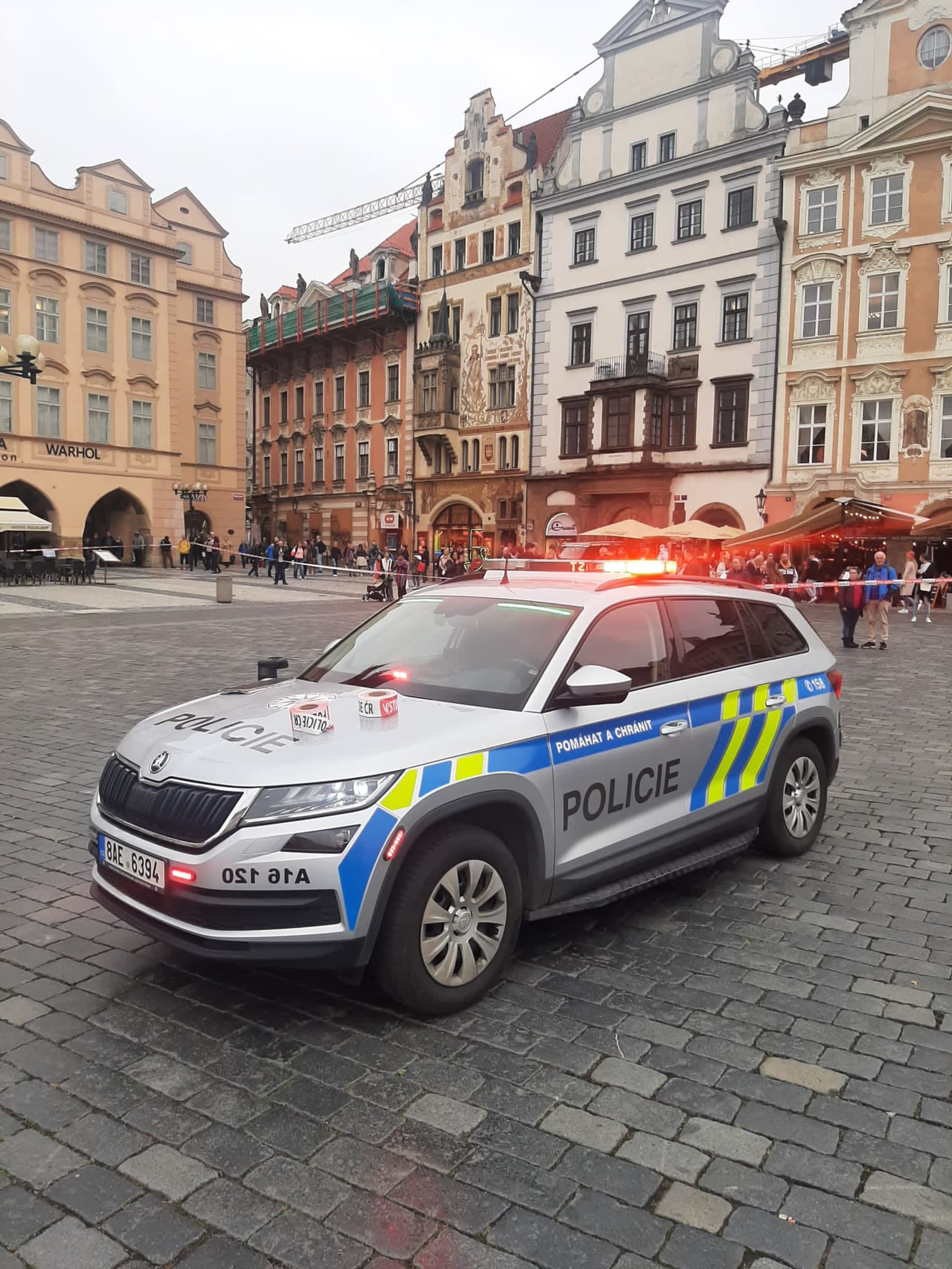 Policisté uzavřeli pro veřejnost velkou část Staroměstského náměstí. Důvodem je nález podezřelého zavazadla u sochy mistra Jana Husa.