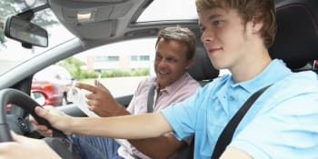 Sedmnáctiletí řidiči? Jsou nevyzrálí a mentor na ně může přenášet zlozvyky, varují autoškoly