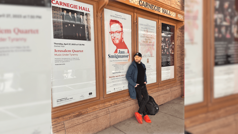 Zpěvák Jan Smigmator v dubnu 2023 vystoupil ve vyhlášené koncertní síni Carnegie Hall v New Yorku.