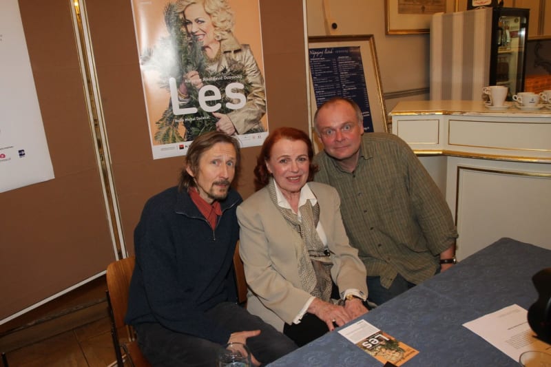 Igor Bareš s hereckými kolegy Ivou Janžurovou a Vladimírem Javorským před deseti lety ve Stavovském divadle u příležitosti premiéry hry Les.