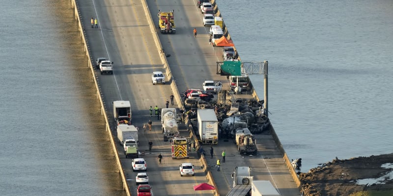 Sedm mrtvých a 25 zraněných si vyžádala hromadná nehoda v americké Louisianě (23. 10. 2023).