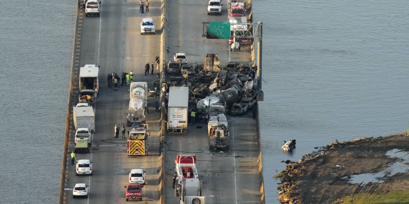 Sedm mrtvých a 25 zraněných si vyžádala hromadná nehoda v americké Louisianě (23. 10. 2023).