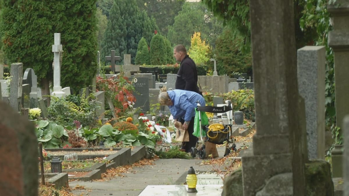 Na hřbitovech přibývá krádeží, kontroluje je proto policejní hlídka.