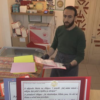 Majitel kebabu vyvěsil antisemitské plakáty.