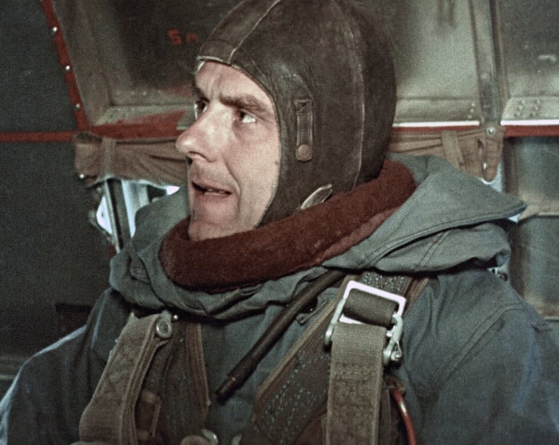 Komarov při cvičném seskoku z letadla v roce 1964