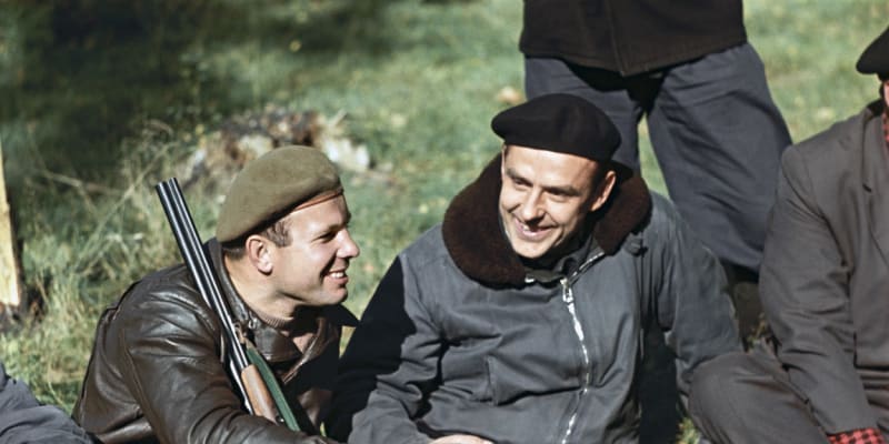 Jurij Gagarin (vlevo) a Vladimir Komarov (vpravo) na lovu