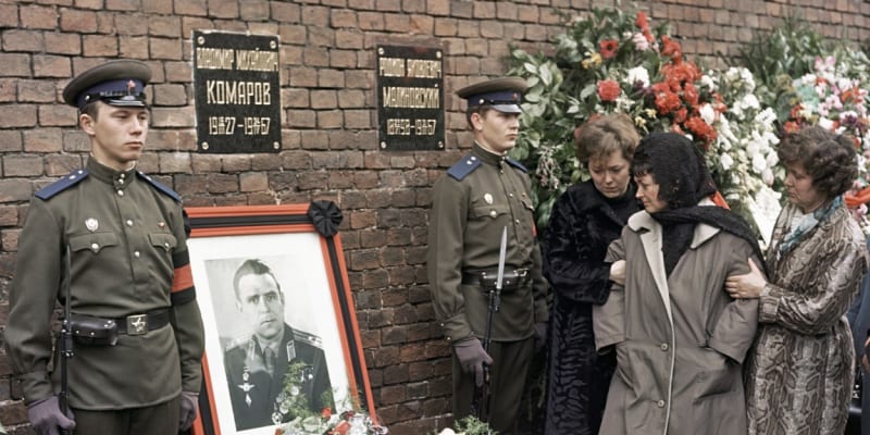 Pohřeb Vladimira Komarova u kremelské zdi