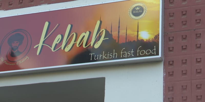 Majitel kebabu vyvěsil antisemitské plakáty.