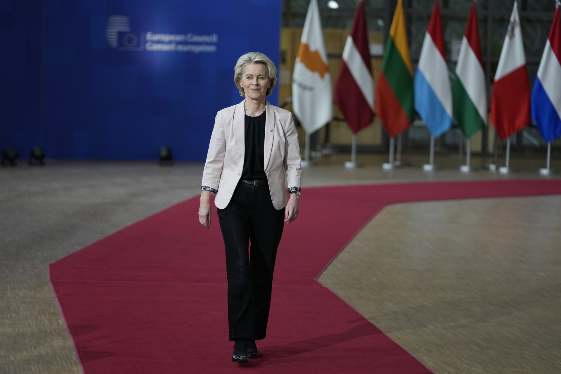 Předsedkyně Evropské komise Ursula von der Leyenová přijíždí na summit EU