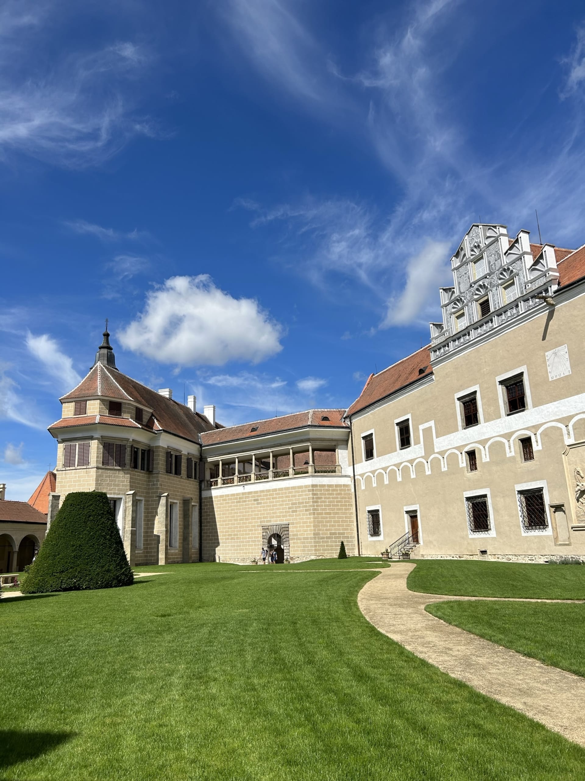 Letos v červenci se státní zámek Telč po rozsáhlé rekonstrukci opět otevřel veřejnosti. Tříletá stavební a restaurátorská obnova za 241,5 milionu korun byla dotovaná Evropskou unií. 