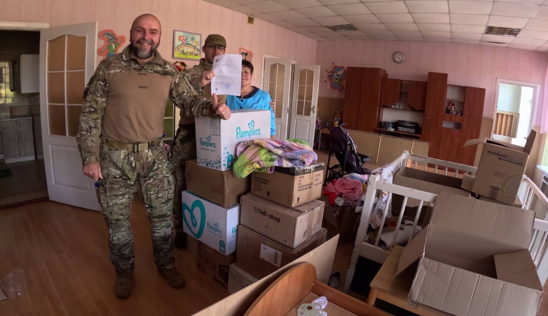 Čeští dobrovolníci z Team 4 Ukraine dopravili na Ukrajinu materiální pomoc.