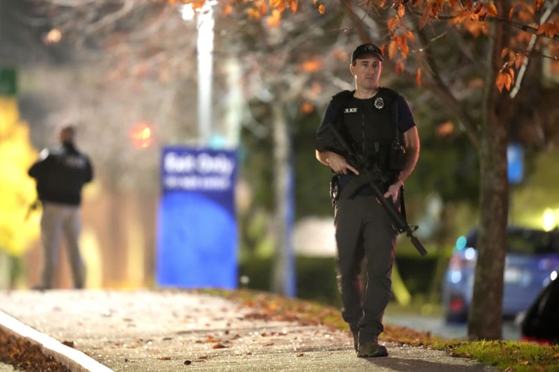 Policisté střeží nemocnici v Maine (26. 10. 2023).