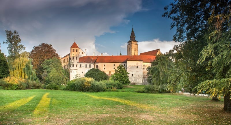 Pohádkový zámek Telč v posledních třech letech prošel rozsáhlou rekonstrukcí, a díky níž je dnes otevřený celoročně a nabízí nové prohlídkové okruhy. 