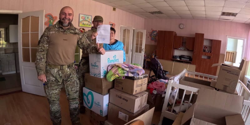 Čeští dobrovolníci z Team 4 Ukraine dopravili na Ukrajinu materiální pomoc.