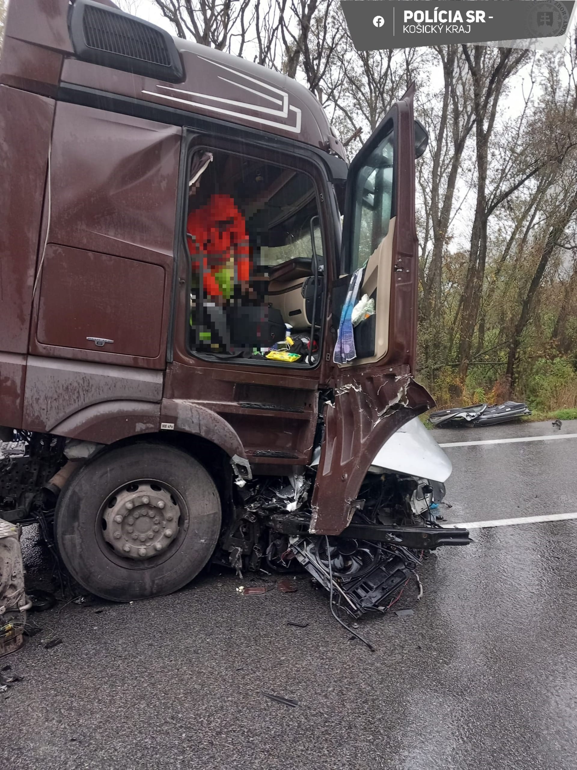 Nehoda kamionu s osobním autem uzavřela jeden z hlavních tahů na Slovensku.