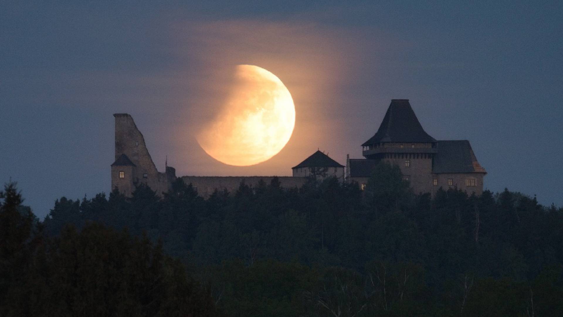 Částečné zatmění Měsíce nad hradem Lipnice nad Sázavou v květnu 2022