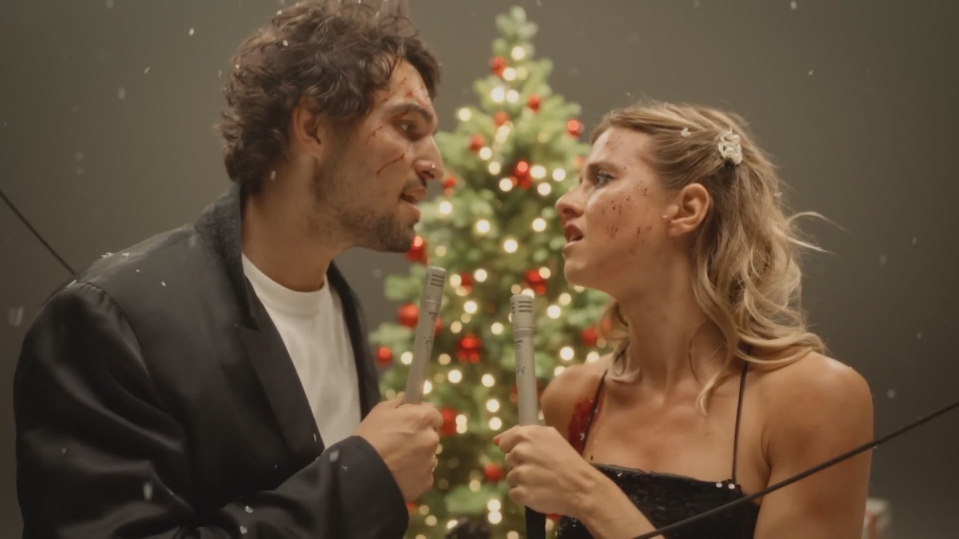 Jordan Haj a Emma Smetana v klipu k písni Šťastný a veselý, kterou také zahrají na koncertě v Karlíně.
