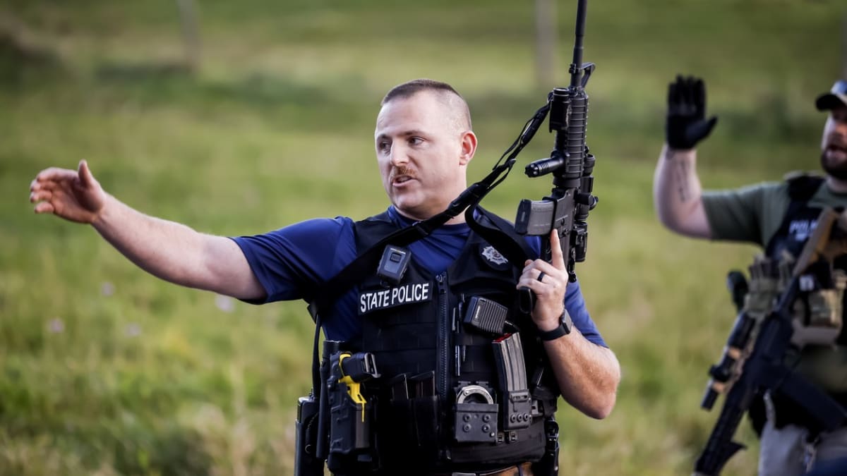 Policisté prohledávali okolí města Bowdoin, obklíčili i dům útočníkových příbuzných (26. 10. 2023).