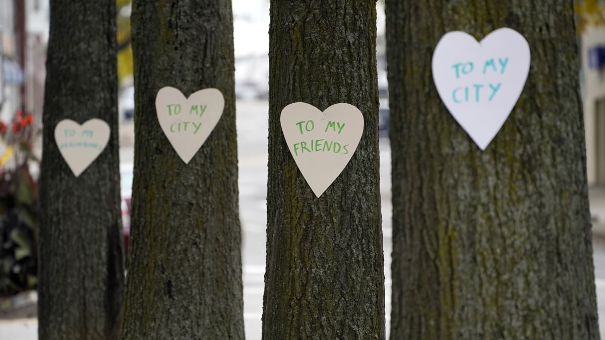 Vystříhaná srdce s pozitivními vzkazy zdobí stromy v centru Lewistonu ve státě Maine. Jsou to jedny ze 100 srdíček, která Miaa Zellnerová z Turneru vyvěsila, aby vyjádřila svou lásku a podporu komunitě po středeční masové střelbě.