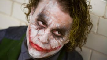 Jak se Heath Ledger proměňoval v Jokera? Odhalují to fascinující dosud neviděné fotky