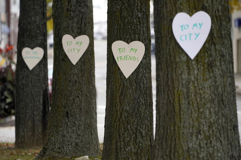 Vystříhaná srdce s pozitivními vzkazy zdobí stromy v centru Lewistonu ve státě Maine. Jsou to jedny ze 100 srdíček, která Miaa Zellnerová z Turneru vyvěsila, aby vyjádřila svou lásku a podporu komunitě po středeční masové střelbě.