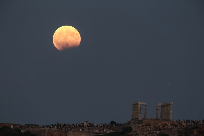 Částečné zatmění Měsíce nad Poseidonovým chrámem na jihu Řecka v srpnu 2017