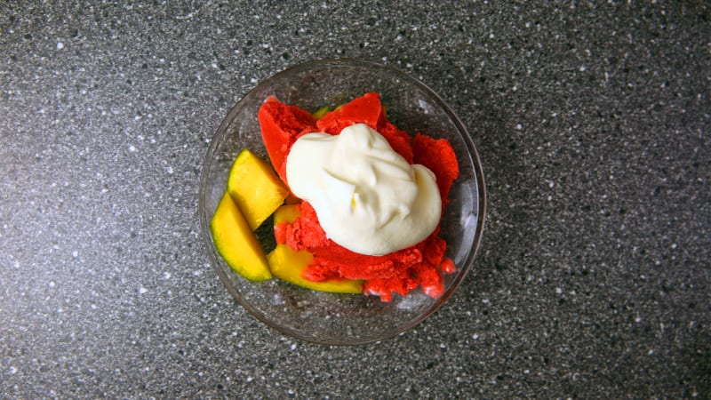 Prostřeno: Mix ovoce se zmrzlinou a šlehačkou