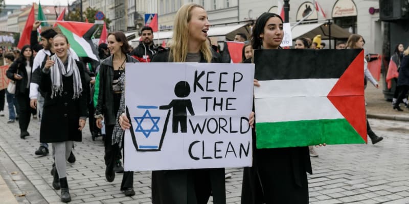Norka na propalestinské demonstraci v Polsku pobouřila svým transparentem, který vyzýval k „očištění světa od Izraele“.