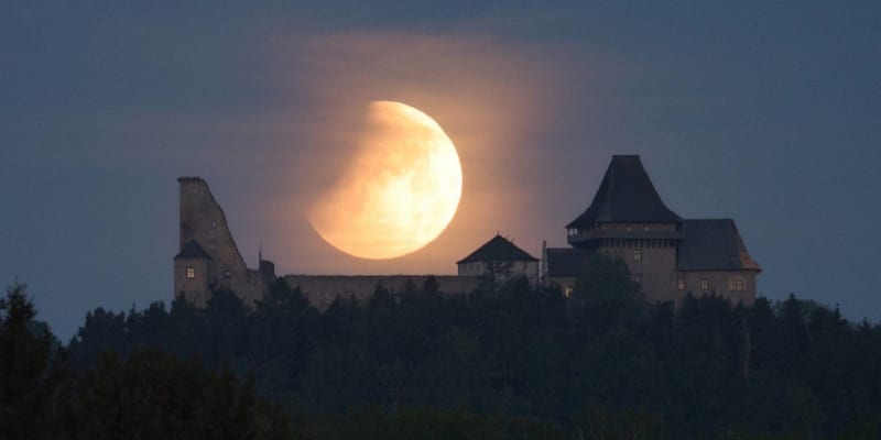 Částečné zatmění Měsíce nad hradem Lipnice nad Sázavou v květnu 2022