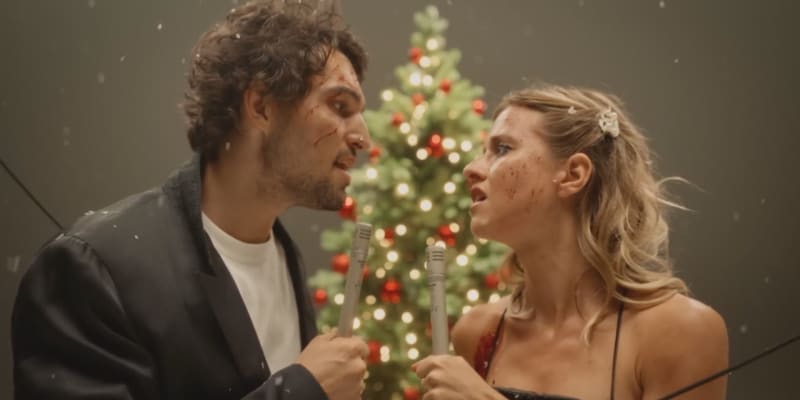 Jordan Haj a Emma Smetana v klipu k písni Šťastný a veselý