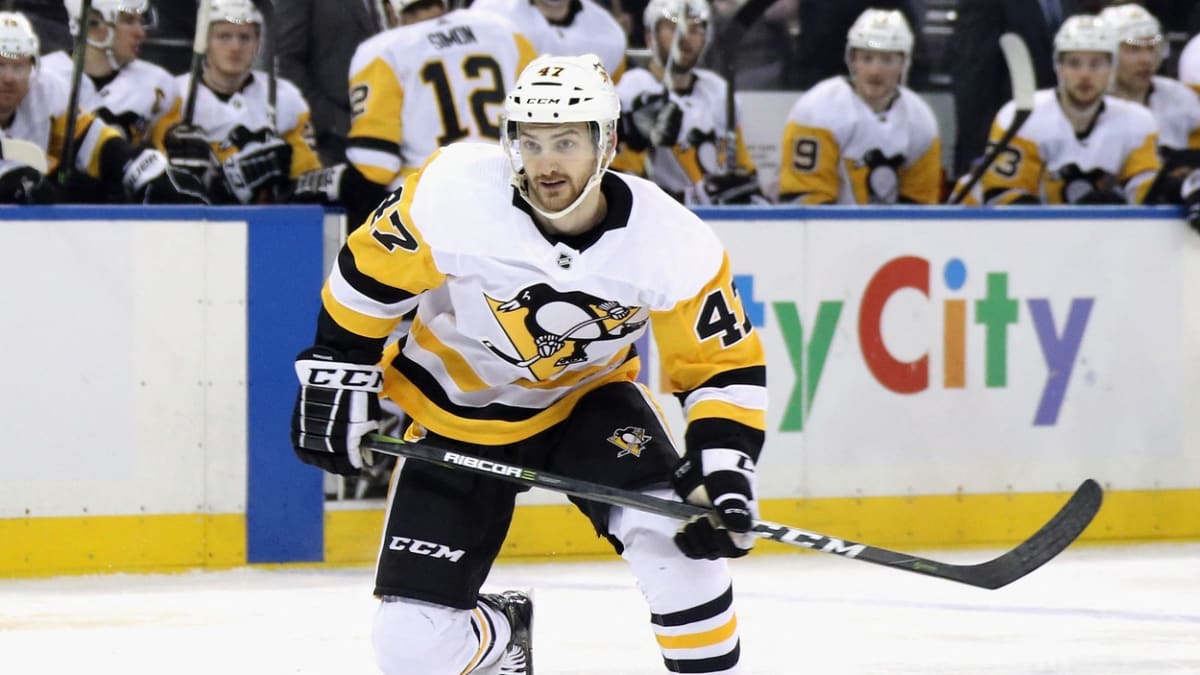 Hokejista Adam Johnson v dresu Pittsburgh Penguins