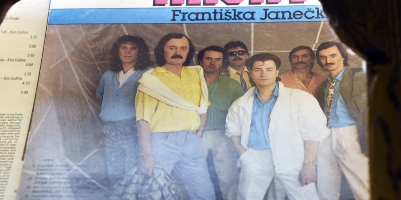 Kroky Františka Janečka byly v osmdesátých letech oblíbenou kapelou. Zpíval s nimi nejen Michal David, ale i Markéta Muchová nebo Pavel Horňák. 