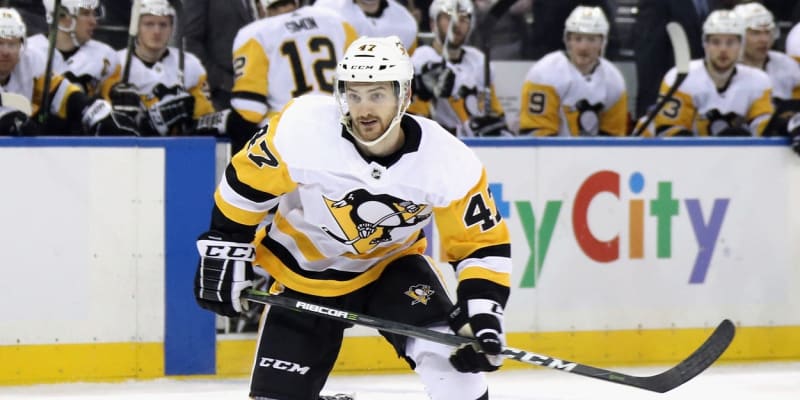 Hokejista Adam Johnson v dresu Pittsburgh Penguins