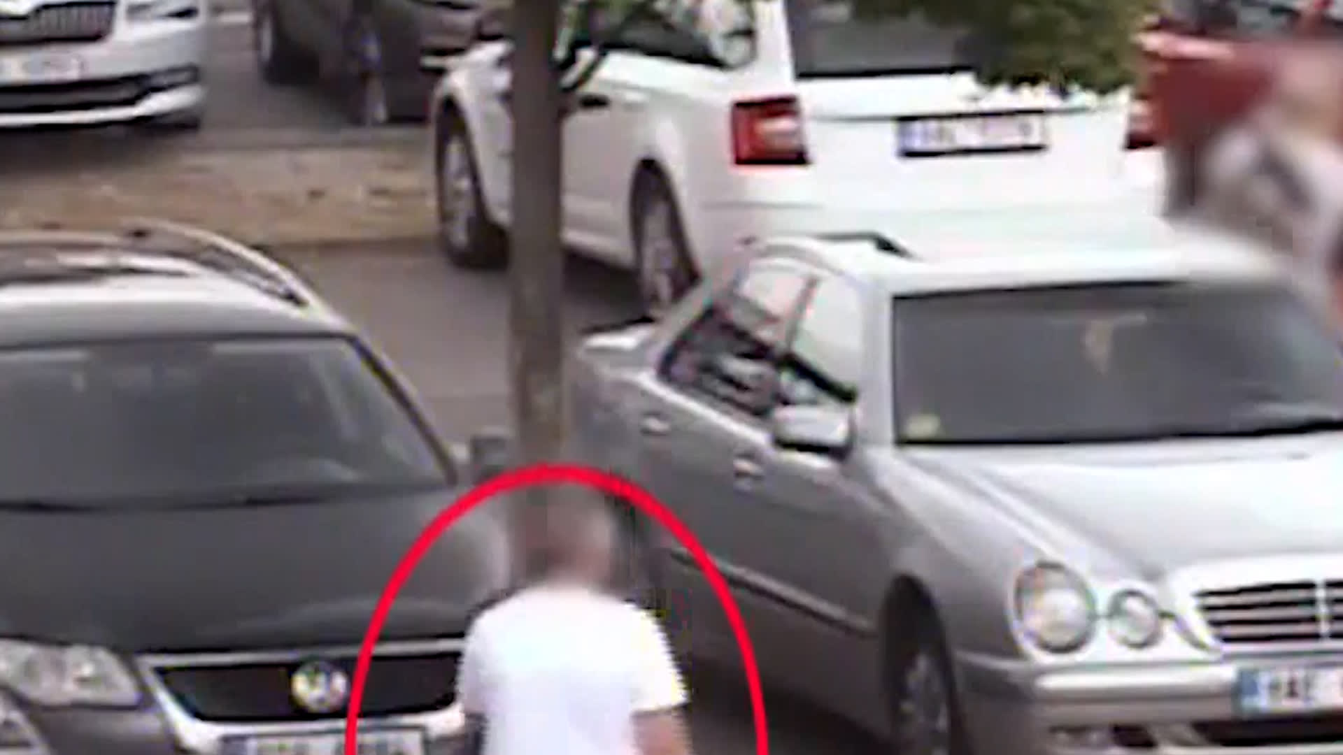 Zahraniční gang vykradačů aut si po Praze pomáhá rušičkami. 