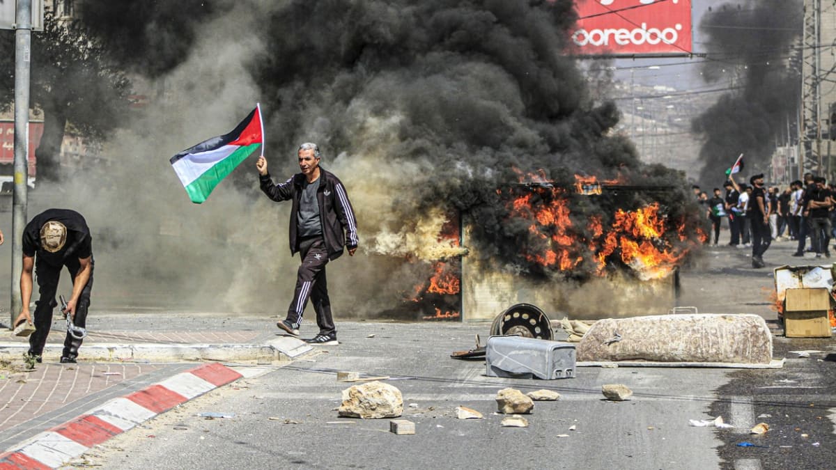 Palestinci na Západním břehu protestují po vraždě neozbrojeného mladíka židovskými osadníky (6. 10. 2023).