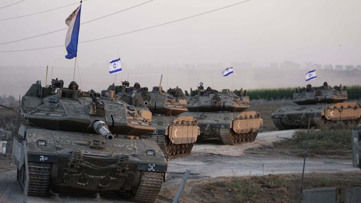 Izraelské tanky mířící do Pásma Gazy